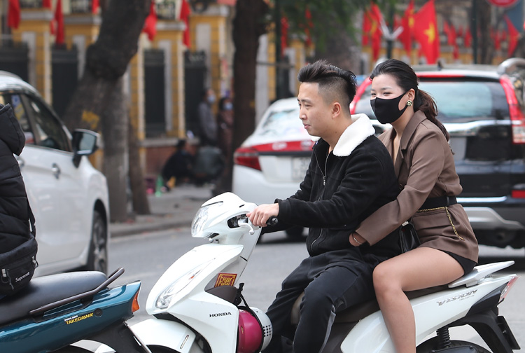 Nhiều người d&acirc;n chủ quan cho rằng dịp Tết đường vắng v&agrave; lực lượng cảnh s&aacute;t giao th&ocirc;ng kh&ocirc;ng kiểm tra, n&ecirc;n kh&ocirc;ng cần đội mũ bảo hiểm.