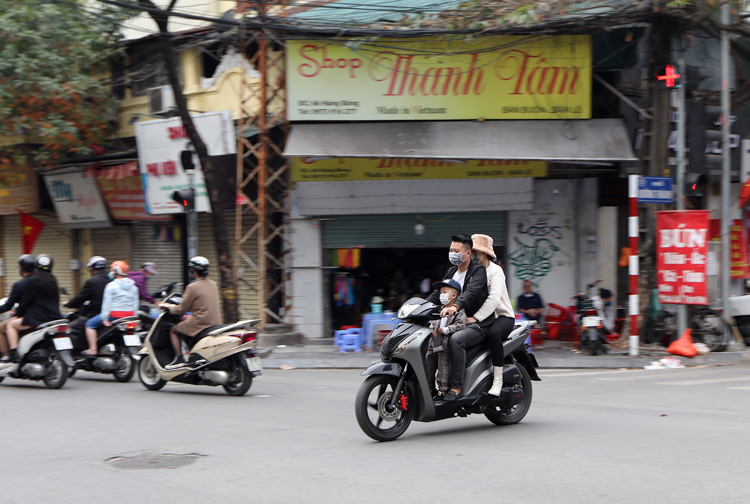 Nhiều người kh&ocirc;ng đội mũ bảo hiểm c&ograve;n thản nhi&ecirc;n vượt đ&egrave;n đỏ khi vắng b&oacute;ng lực lượng chức năng.