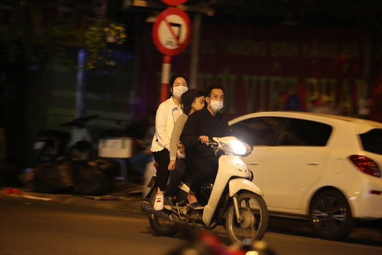 Xuống phố du Xu&acirc;n l&agrave; điều tốt đẹp, tuy nhi&ecirc;n mọi người n&ecirc;n tu&acirc;n thủ an to&agrave;n giao th&ocirc;ng v&agrave; ph&ograve;ng dịch cho m&igrave;nh, cho mọi người.