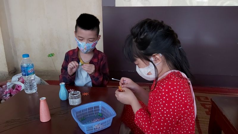 C&aacute;c em nhỏ thực h&agrave;nh l&agrave;m hoa giấy thủ c&ocirc;ng v&agrave; lu&ocirc;n đeo khẩu trang ph&ograve;ng dịch