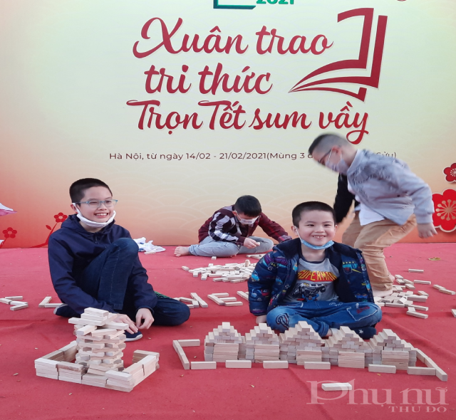 Các em nhỏ thích thú khi tham gia các hoạt động vui chơi tại Phố Sách.