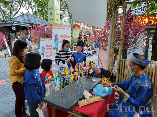 Không chỉ có sách, tại đây ban tổ chức còn tổ chức nhiều hoạt động dân gian thú vị khác như viết chữ thư pháp, nặn tò he v.v