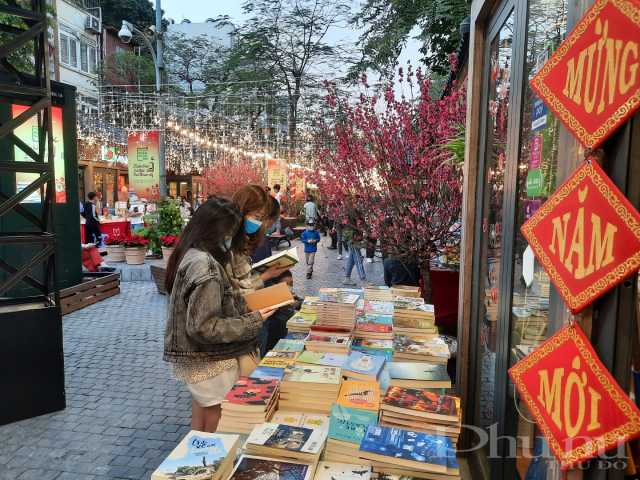 Các đơn vị xuất bản, phát hành sách tại Phố Sách không chỉ mang tới nhiều đầu sách hay mà còn tung ra nhiều chương trình khuyến mại cùng nhiều phần quà hấp dẫn dành tặng bạn đọc.