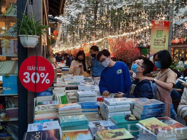 Hầu hết sách bán tại đây đều được khuyến mại giảm giá từ 20% - 35%, cá biệt có NXB còn giảm tới 50%.