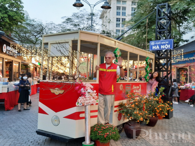 Phố Sách còn hấp dẫn các bác lớn tuổi đến tham quan, chụp ảnh.