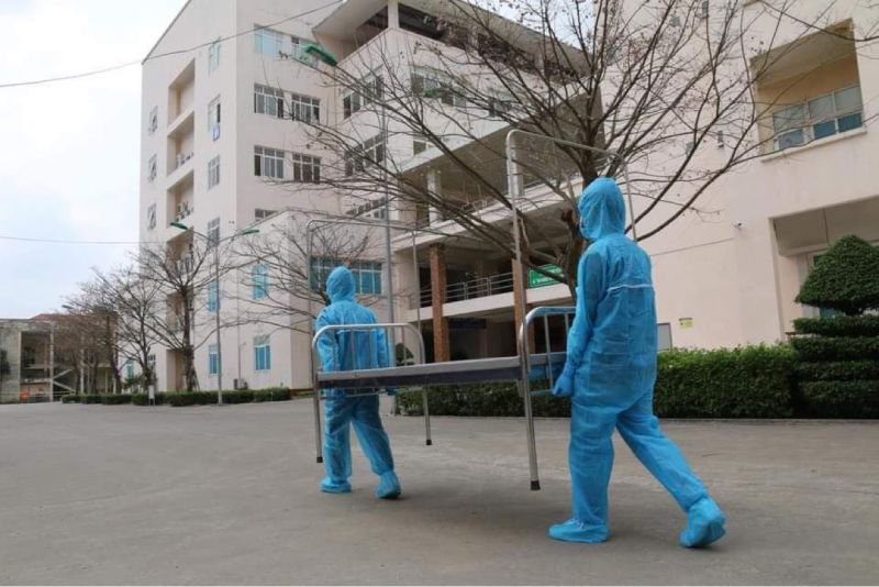 Sinh viên tại trường Đại học Kỹ thuật Y tế Hải Dương tham gia hỗ trợ lắp đặt và vận chuyển giường bệnh.