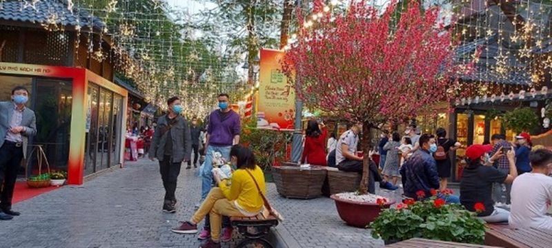 Người d&acirc;n thực hiện nghi&ecirc;m t&uacute;c việc đeo khẩu trang khi tới Phố s&aacute;ch