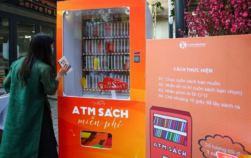 Một quầy ATM s&aacute;ch miễn ph&iacute; của nh&agrave; s&aacute;ch Th&aacute;i H&agrave; được đặt tại Phố S&aacute;ch Xu&acirc;n để tặng s&aacute;ch cho c&aacute;c độc giả.