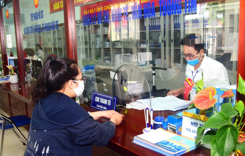 Năm 2021, Thành ủy Hà Nội đã chỉ đạo thực hiện chủ đề công tác “Kỷ cương, trách nhiệm, hành động, sáng tạo, phát triển” tăng cường kỷ luật, kỷ cương hành chính, nâng cao ý thức trách nhiệm, hiệu quả thực thi công vụ của đội ngũ cán bộ, đảng viên. Trong ảnh: Giải quyết thủ tục hành chính cho người dân tại bộ phận “một cửa” quận Bắc Từ Liêm. Ảnh: Nhật Nam