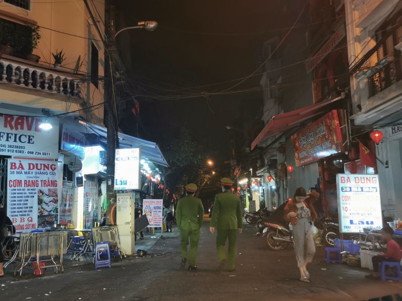 Được lực lượng chức năng nhắc nhở, các hàng quán đã thu dọn đồ và đóng cửa, chấp hành nghiêm quy định phòng chống dịch. Ảnh chụp trên phố Mã Mây