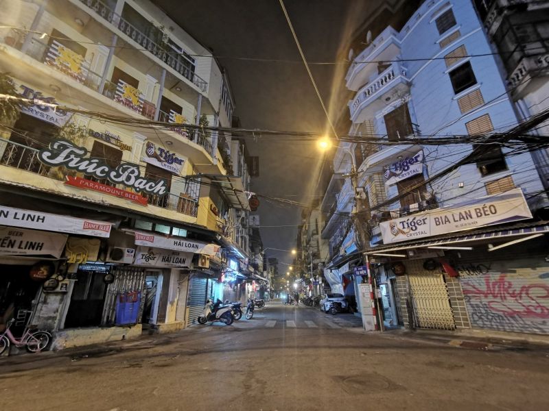 ...hay quán bia vốn trước đây thu hút giới trẻ giờ cũng tạm im lìm