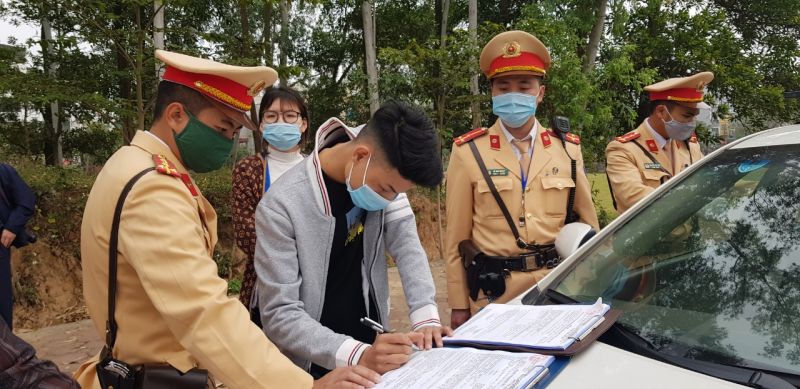 Trường hợp thanh niên đi xe máy không đội mũ bảo hiểm, không mang giấy tờ xe, giấy phép lái xe Trường hợp thanh niên đi xe máy không đội mũ bảo hiểm, không mang giấy tờ xe, giấy phép lái xe