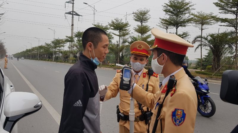Cán bộ CSGT thông báo kết quả đo nồng độ cồn, lái xe không vi phạm Cán bộ CSGT thông báo kết quả đo nồng độ cồn, lái xe không vi phạm