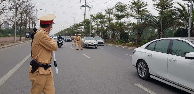 Lực lượng CSGT kiểm tra các lái xe về nồng độ cồn Lực lượng CSGT kiểm tra các lái xe về nồng độ cồn