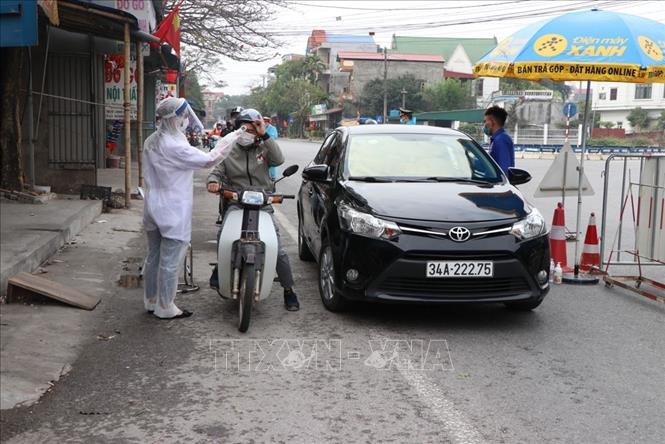 Chốt kiểm so&aacute;t cấp tỉnh đặt ở ng&atilde; 3 ch&acirc;n cầu vượt Qu&aacute;n Gỏi, Hưng Thịnh, huyện B&igrave;nh Giang. Ảnh: Mạnh Minh/TTXVN