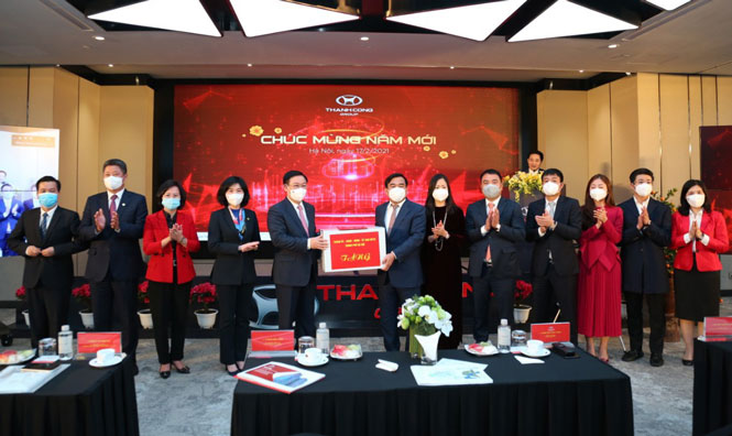 B&iacute; thư Th&agrave;nh ủy Vương Đ&igrave;nh Huệ tặng qu&agrave; c&aacute;n bộ, c&ocirc;ng nh&acirc;n vi&ecirc;n, người lao động Tập đo&agrave;n Th&agrave;nh C&ocirc;ng.