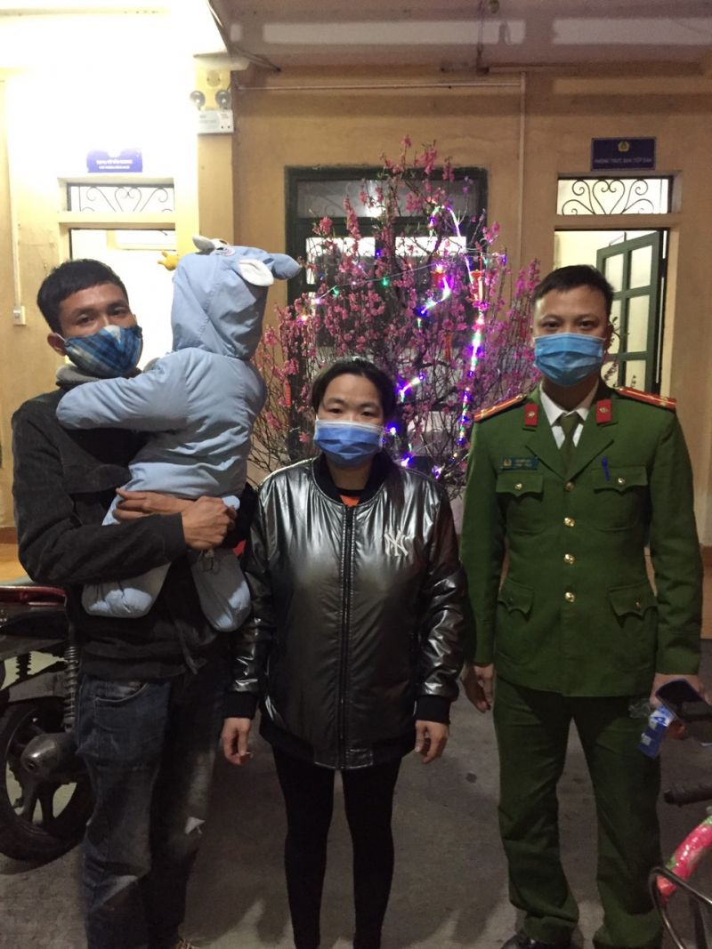C&ocirc;ng an x&atilde; Hải Bối giải cứu th&agrave;nh c&ocirc;ng, đưa chị H c&ugrave;ng con về với gia đ&igrave;nh
