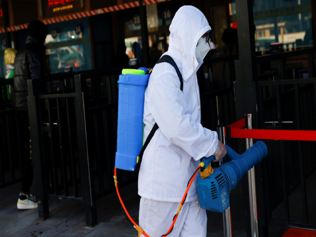 Phun khử khuẩn tại một ga tàu tại thủ đô Bắc Kinh của Trung Quốc.