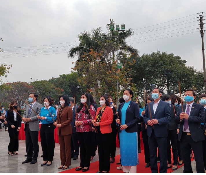 C&aacute;c đại biểu l&agrave;m lễ d&acirc;ng hương tại tượng đ&agrave;i Ho&agrave;ng Th&aacute;i hậu Ỷ Lan.