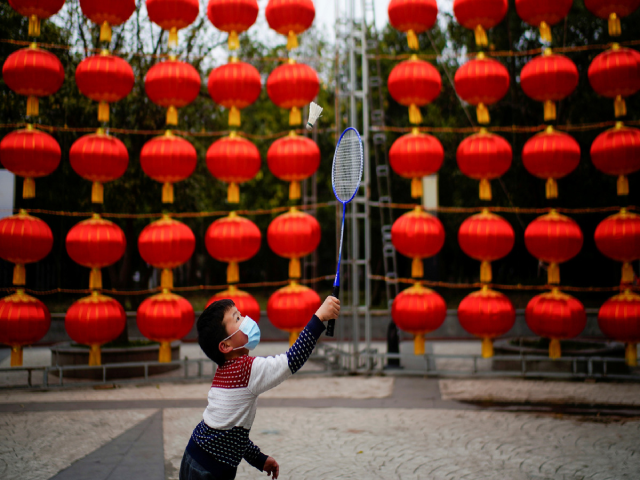 Một cậu bé chơi cầu lông ở thành phố Vũ Hán, Trung Quốc hôm 8/2.
