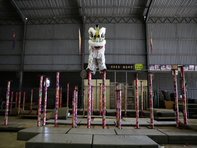 Thành viên Hiệp hội múa lân sư rồng Kun Seng Keng tập luyện trong một nhà kho ở Muar, Malaysia.