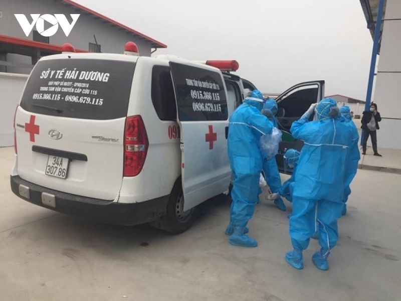 Lực lượng y tế tiến h&agrave;nh khử khuẩn v&agrave; c&aacute;ch ly người li&ecirc;n quan