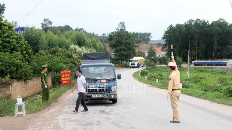 Lực lượng chức năng l&agrave;m nhiệm vụ tại chốt kiểm so&aacute;t dịch Covid-19 ở dốc Bưởi, x&atilde; Đan Hội (Lục Nam).