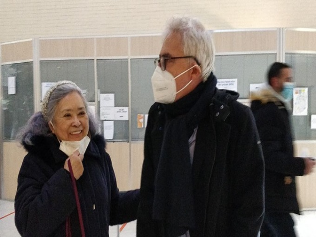 B&agrave; Trần Tố Nga (tr&aacute;i) tới phi&ecirc;n x&eacute;t xử.