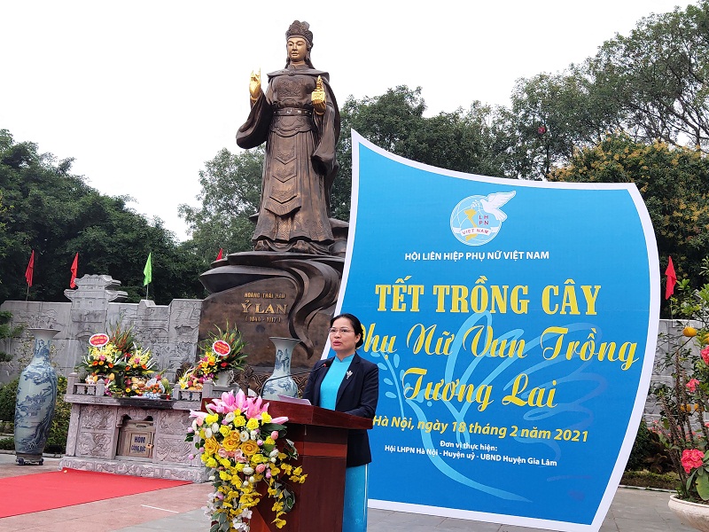 Đồng ch&iacute; H&agrave; Thị Nga - Ủy vi&ecirc;n Trung ương Đảng, Chủ tịch Hội LHPN VIệt Nam ph&aacute;t động Tết trồng c&acirc;y - Phụ nữ vun trồng tương lai.