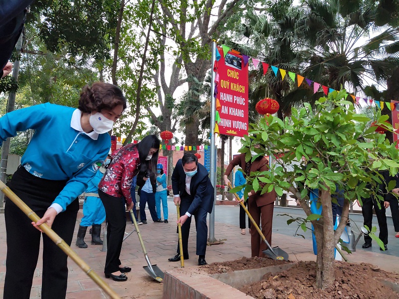 C&aacute;c đại biểu tham gia trồng c&acirc;y hưởng ứng Tết trồng c&acirc;y