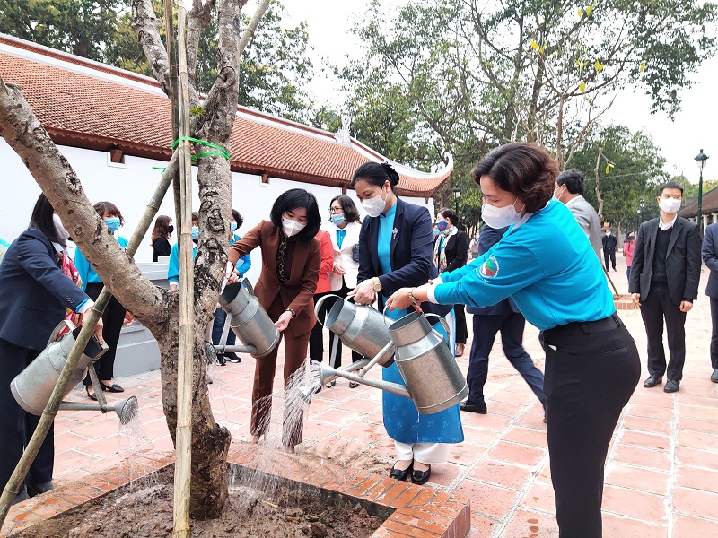 Mỗi phụ nữ trồng một c&acirc;y,Gieo mầm hạnh ph&uacute;c, dựng x&acirc;y nước nh&agrave;