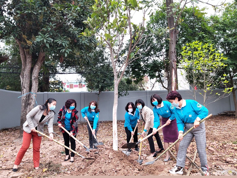 Ng&agrave;y h&ocirc;m nay, &ldquo;Tết trồng c&acirc;y - Phụ nữ vun trồng tương lai&rdquo; được tổ chức trang trọng tại Đền thờ Ho&agrave;ng Th&aacute;i Hậu Ỷ Lan - di t&iacute;ch lịch sử văn ho&aacute; nổi tiếng - di t&iacute;ch c&aacute;ch mạng tự h&agrave;o của phụ nữ Việt Nam, d&acirc;n tộc Việt Nam - l&agrave; sự kiện c&oacute; &yacute; nghĩa quan trọng, thể hiện t&igrave;nh cảm, niềm tin của phụ nữ cả nước với Đảng, với đất nước trong một m&ugrave;a xu&acirc;n mới, một giai đoạn lịch sử mới, khởi đầu cho một phong tr&agrave;o thi đua s&ocirc;i nổi v&igrave; đất nước ng&agrave;y c&agrave;ng xanh, sạch, đẹp.