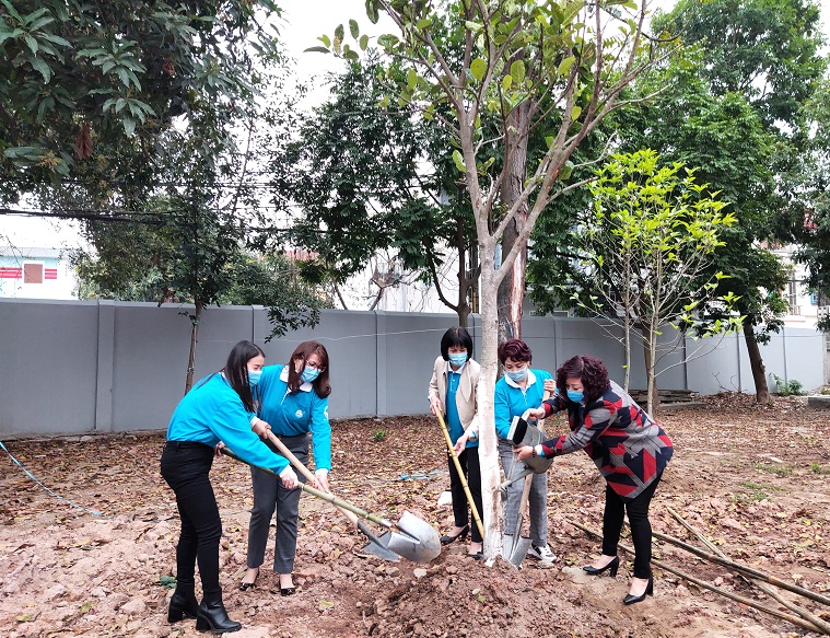 Cũng nh&acirc;n sự kiện n&agrave;y, Ban Chấp h&agrave;nh Hội LHPN Th&agrave;nh phố ph&aacute;t động Cuộc thi &ldquo;Đoạn đường/ Tuyến phố nở hoa&rdquo; do c&aacute;c cấp hội phụ nữ tự quản năm 2021