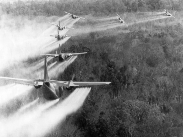 Qu&acirc;n đội Mỹ rải h&oacute;a chất da cam diệt cỏ trong cuộc chiến tại Việt Nam.