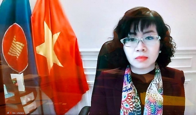 Đại sứ L&ecirc; Thị Hồng V&acirc;n, Trưởng Ph&aacute;i đo&agrave;n thường trực Việt Nam b&ecirc;n cạnh UNESCO tham dự Hội nghị.