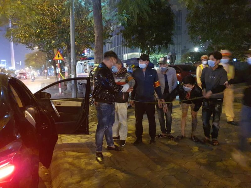 Cảnh s&aacute;t 141 đang kiểm tra h&agrave;nh ch&iacute;nh 4 thanh ni&ecirc;n d&ugrave;ng &ocirc; t&ocirc; mua ma tu&yacute;