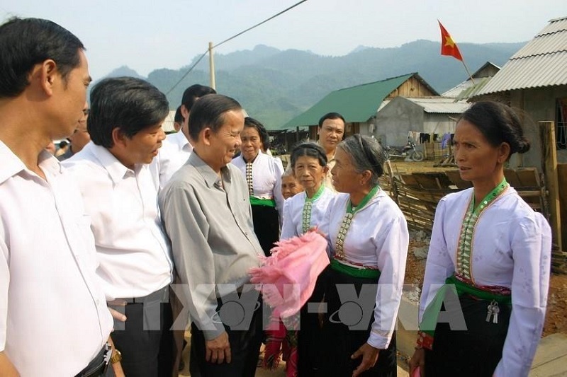 Trong ảnh: Phó Thủ tướng Trương Vĩnh Trọng thăm hỏi đồng bào dân tộc bản tái định cư Thèn Chồ, khu tái định cư Huổi Luông (thị trấn Phong Thổ) trong chuyến thăm, làm việc tại tỉnh Lai Châu từ ngày 13 - 15/10/2007. Ảnh: Mạnh Hà - TTXVN