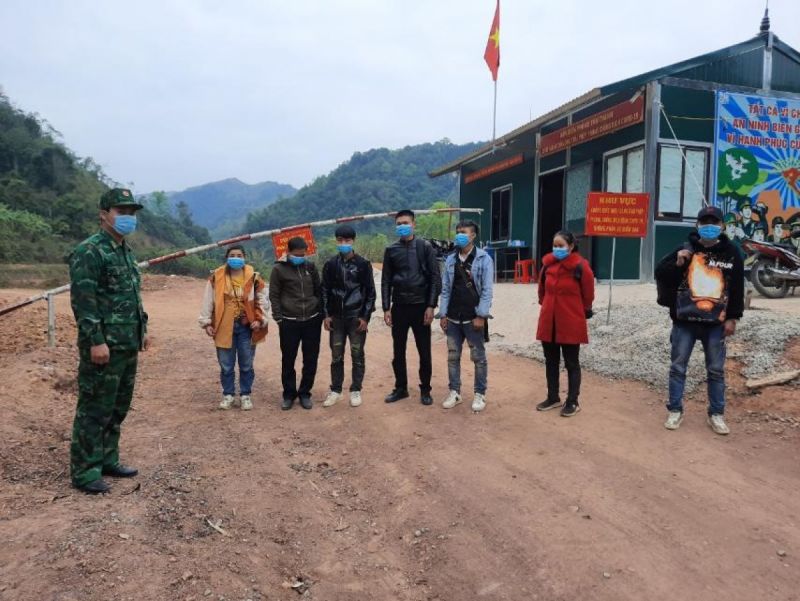 Nh&oacute;m 7 c&ocirc;ng d&acirc;n đang c&oacute; h&agrave;nh vi xuất cảnh tr&aacute;i ph&eacute;p.