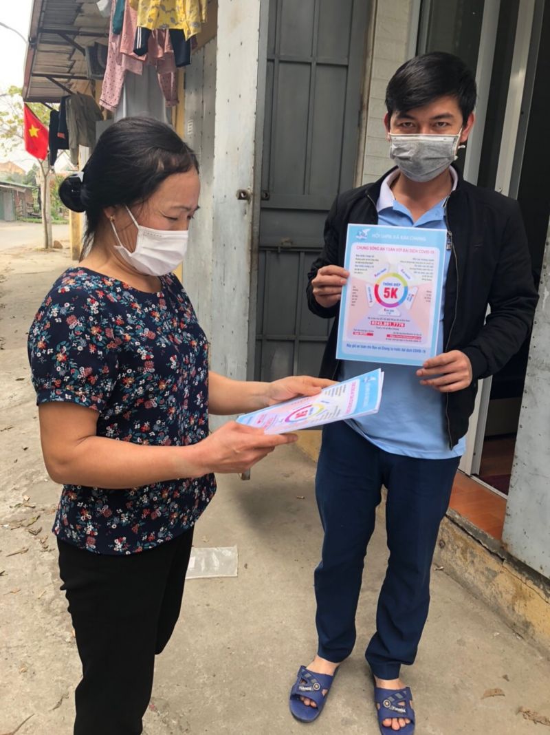 Công nhân được tuyên truyền các biện pháp phòng chống dịch Công nhân được tuyên truyền các biện pháp phòng chống dịch