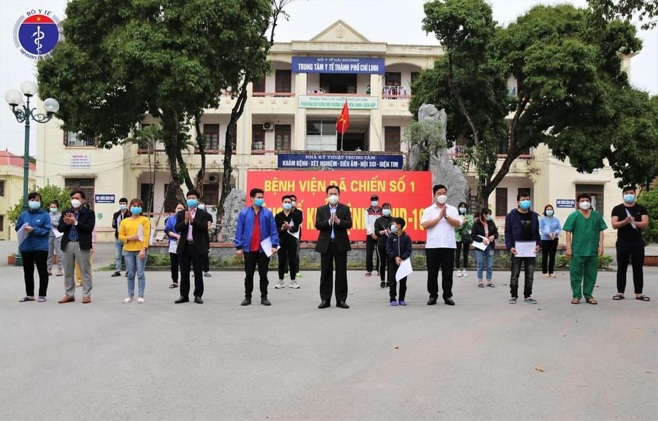 Đoàn công tác Bộ Y tế và các y, bác sĩ tại bệnh viên dã chiến 1 trao quà cho các bệnh nhân được công bố khỏi bệnh.