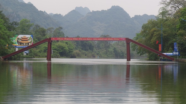 D&ograve;ng suối Yến k&eacute;o d&agrave;i gần 4km vắng lặng b&oacute;ng người