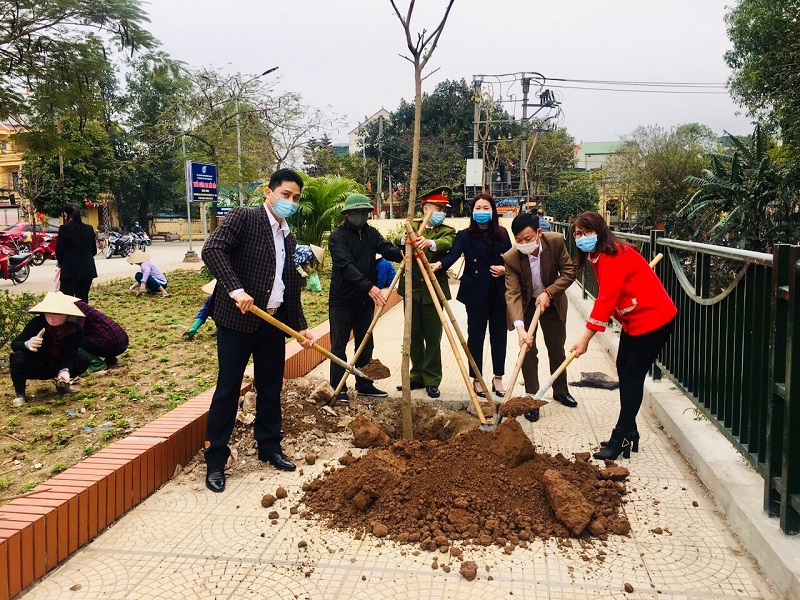 Đồng chí Bùi Thị Phương Hoa – Phó Chủ tịch Hội LHPN huyện Thanh Trì và các đồng chí lãnh đạo xã Vĩnh Quỳnh trồng cây tại thôn Quỳnh Đô, xã Vĩnh Quỳnh
