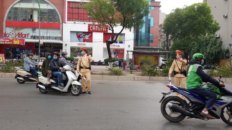 C&aacute;n bộ CSGT dừng xe người vi phạm kh&ocirc;ng đội mũ bảo hiểm