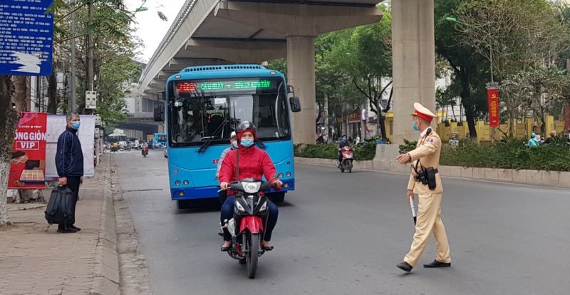 Lưu lượng người v&agrave; phương tiện tham gia  giao th&ocirc;ng kh&ocirc;ng đ&ocirc;ng