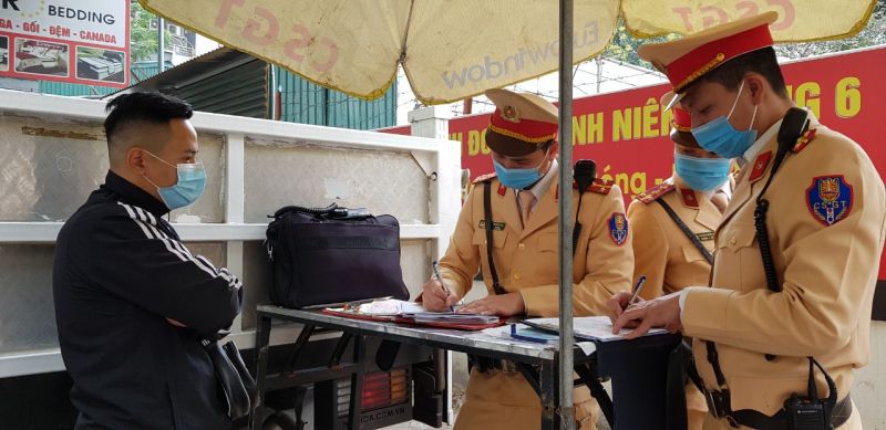 CSGT lập bi&ecirc;n bản đối với vi phạm kh&ocirc;ng đội mũ bảo hiểm