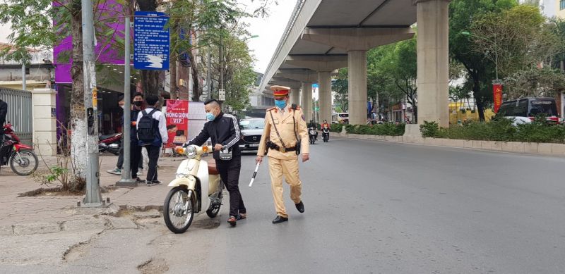 CSGT mời người vi phạm v&agrave;o xử l&yacute;