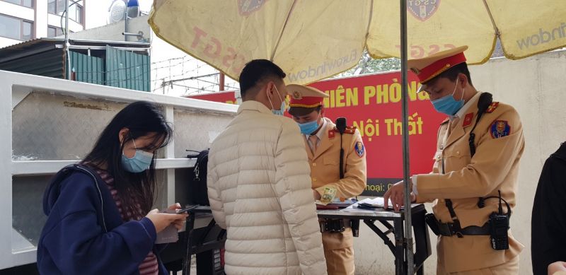 Ngày đi làm thứ 3 sau Tết: Đường vắng, nhiều thanh niên không đội mũ bảo hiểm - ảnh 7