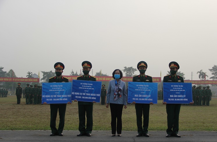 Đồng chí Trương Thị Mai, Ủy viên Bộ Chính trị, trưởng ban Dân vận Trung ương, trao quà cán bộ, chiến sỹ trung đoàn Bộ Binh cơ giới 102 và Trung đoàn Bộ binh 141