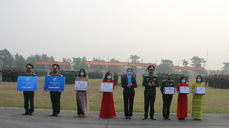 Chủ tịch Hội LHPNVN Hà Thị Nga và Thượng tướng Trần Quang Phương, Phó chủ nhiệm Tổng cục Chính trị Quân đội nhân dân Việt Nam, tặng Tủ sách chiến sĩ cho 2 tiểu đoàn Phủ Thông, Bình Ca và các phần quà cho đại diện Hội Phụ nữ và trường mầm non.