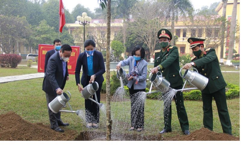 Đồng chí Trương Thị Mai, Ủy viên Bộ Chính trị, Trưởng Ban Dân vận Trung ương; Đồng chí Hà Thị Nga, Ủy viên Trung ương Đảng, Chủ tịch Hội LHPNVN và các đại biểu trồng cây tại buổi Lễ phát động.